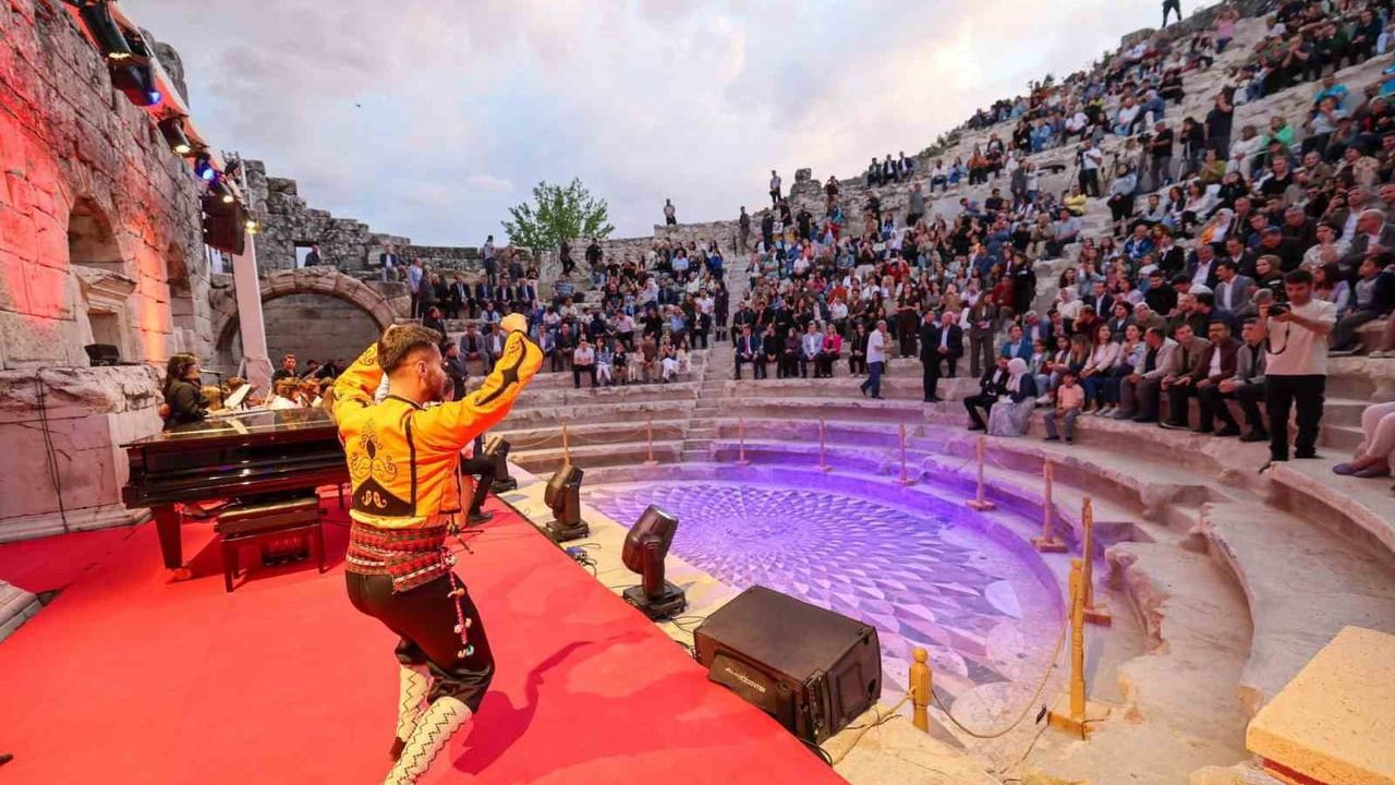 Kibyra Antik Kenti’ndeki odeonda konser: Dilek Türkan ve Tuluğ Tırpan sahne aldı