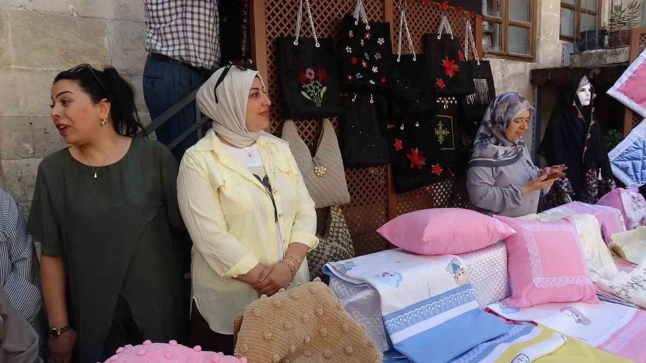 Kilis'te 'Bir Hayalimiz Var, Siz de Umut Olun' temalı hayır çarşısı açıldı