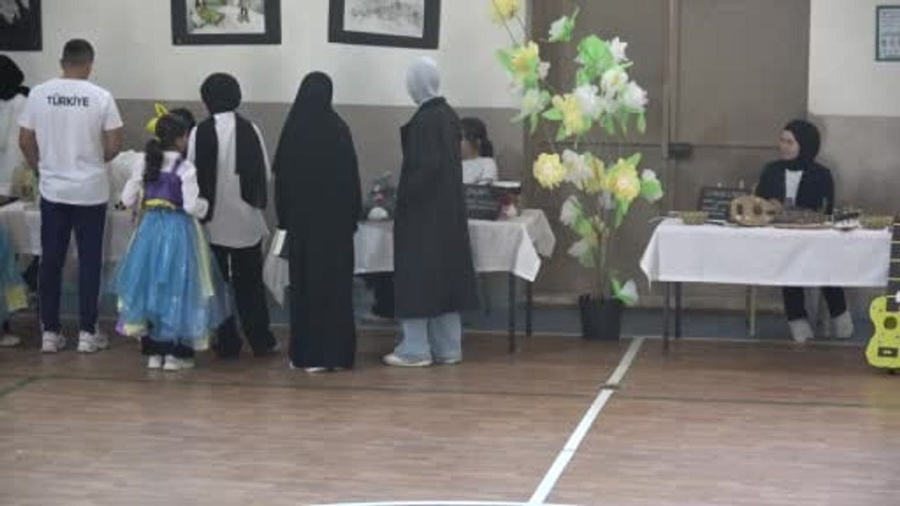 Kilis'te Ekrem Çetin Kız Anadolu İmam Hatip Lisesi öğrencileri atıkları sanat eserine dönüştürdü