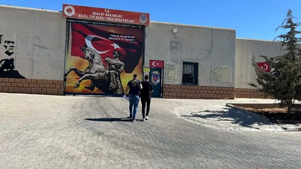 Kilis'te jandarma çeşitli suçlardan aranan 21 kişiyi yakaladı; 15'i tutuklandı
