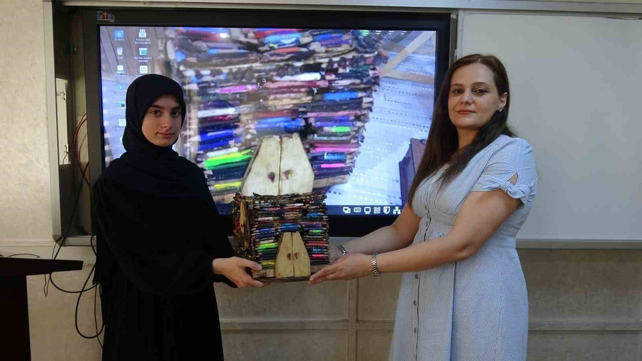 Kilis'te lise öğrencisi küçülen kalemlerle minyatür ev yaptı