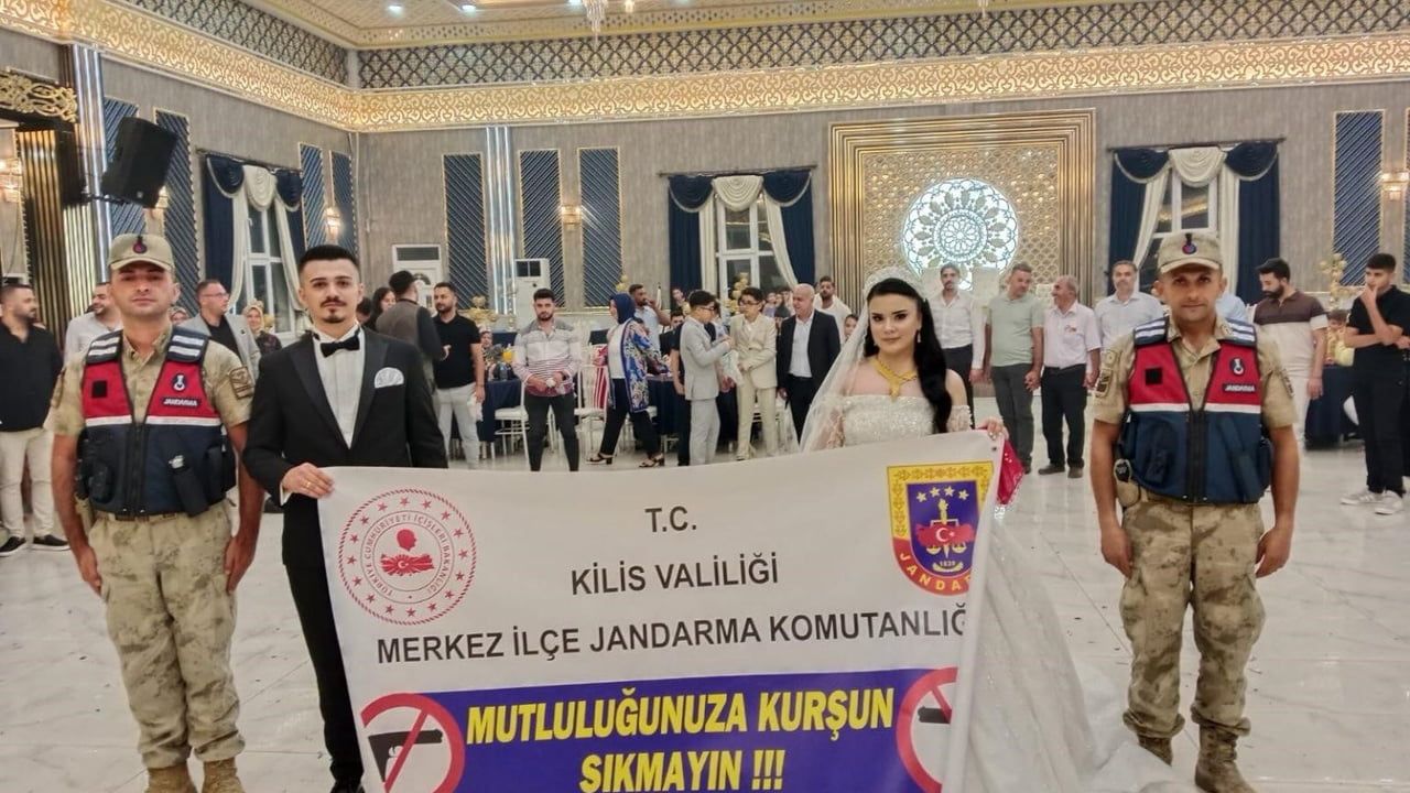 Kilis'te 'mutluluğunuza kurşun sıkmayın' uyarısı
