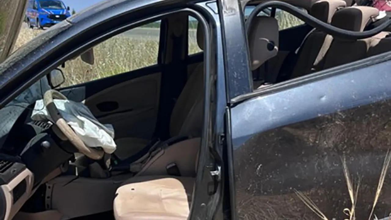 Kilis'te otomobil şarampole devrildi, 2 yaralı