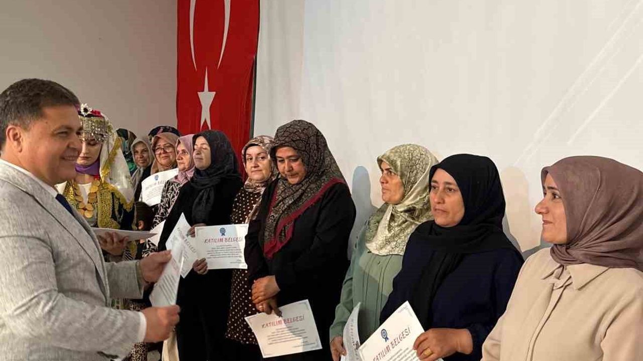 Kınık Halk Eğitim Merkezi yıl sonu sergisi ve belge töreni düzenledi