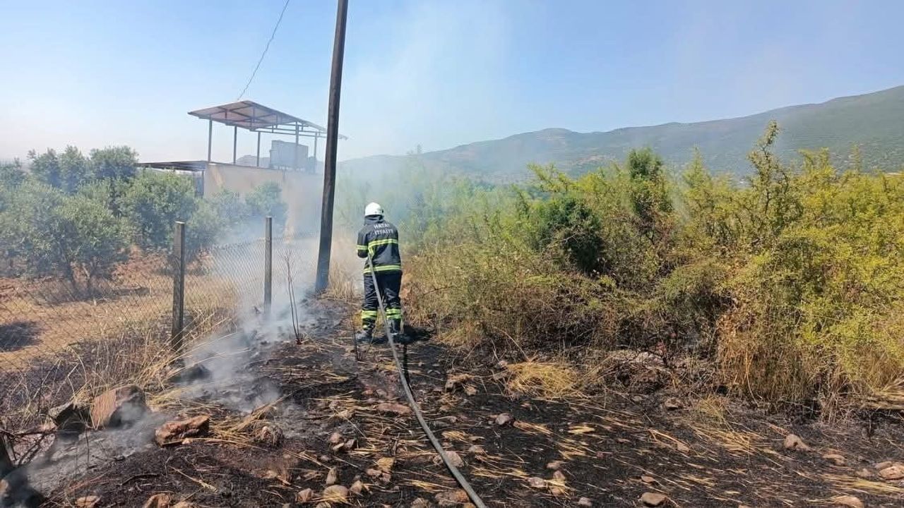 Kırıkhan Celiller mevkiinde bahçe yangını itfaiyenin müdahalesiyle kontrol altına alındı