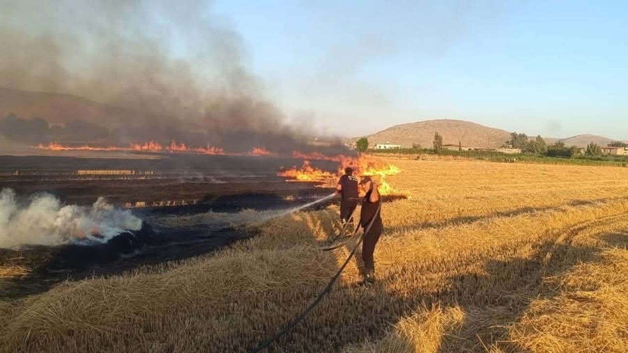 Kırıkhan’da anız yangını itfaiye ekipleri tarafından söndürüldü