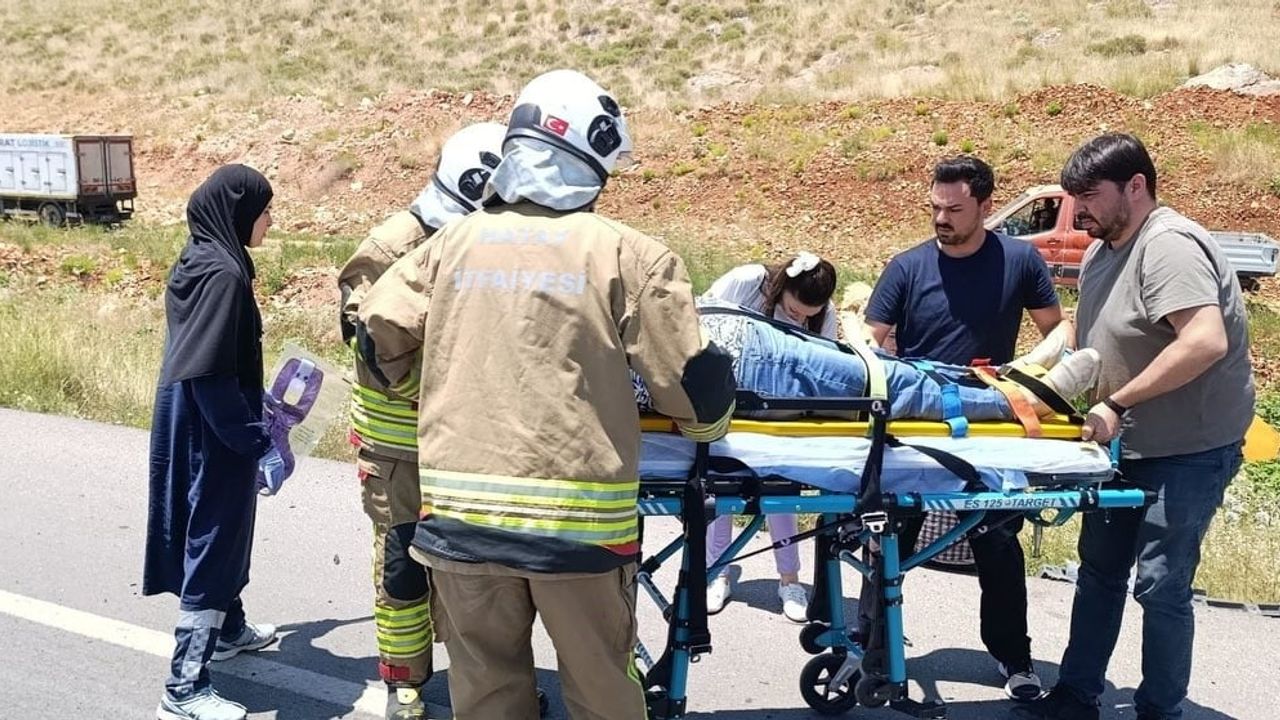 Kırıkhan'da Gaziantep-Hatay yolunda otomobil ile traktör çarpıştı: 2 yaralı