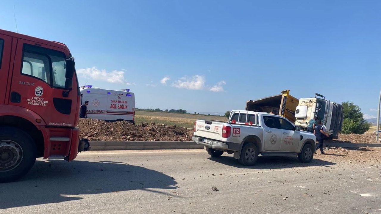 Kırıkhan'da hafriyat kamyonu devrildi: sürücü yaralandı