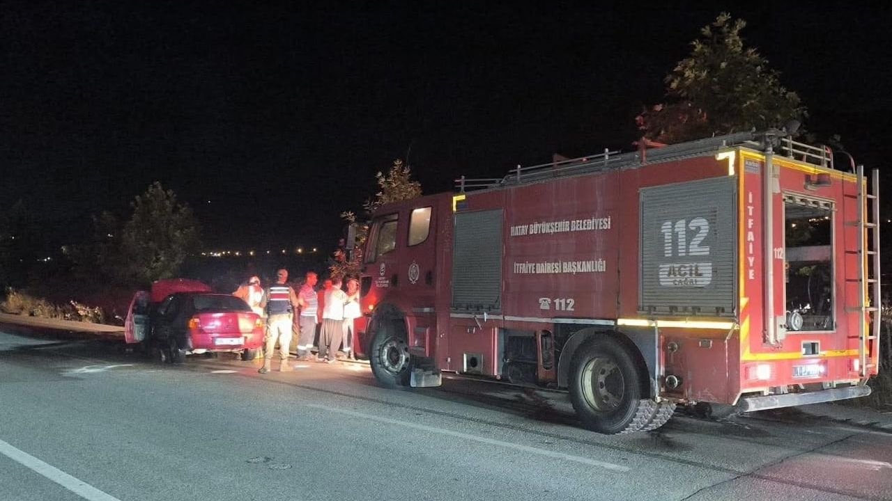 Kırıkhan'da seyir halindeki otomobilin motoru yandı; yangın söndürüldü