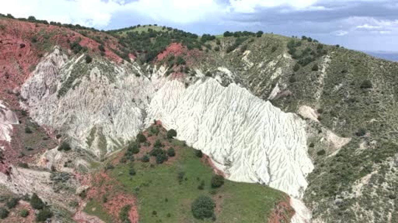 Kırıkkale Bahşılı'da Bozkırın Saklı Yüzü: Havadan Görüntülenen Doğal Oluşumlar