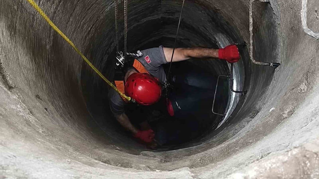 Kırıkkale'de 10 metre derinlikteki kuyuya düşen kedi itfaiye tarafından kurtarıldı