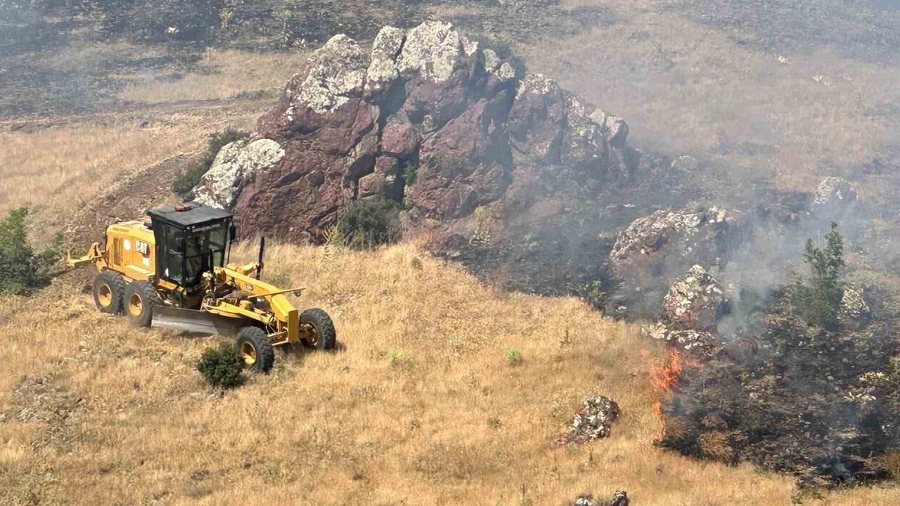 Kırıkkale’de anız yangını yüzlerce dönüme yayıldı