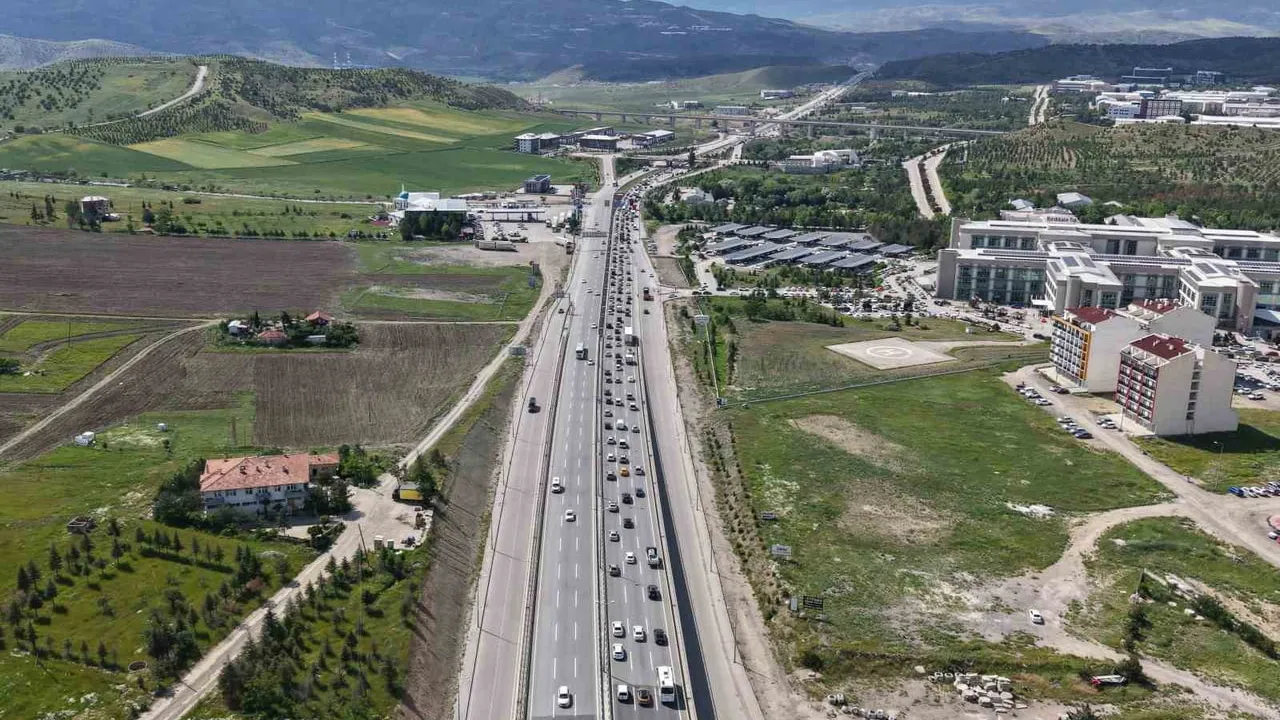 Kırıkkale'de dönüş trafiği sürüyor: 43 ilin geçiş noktasında yoğunluk ve yavaşlamalar