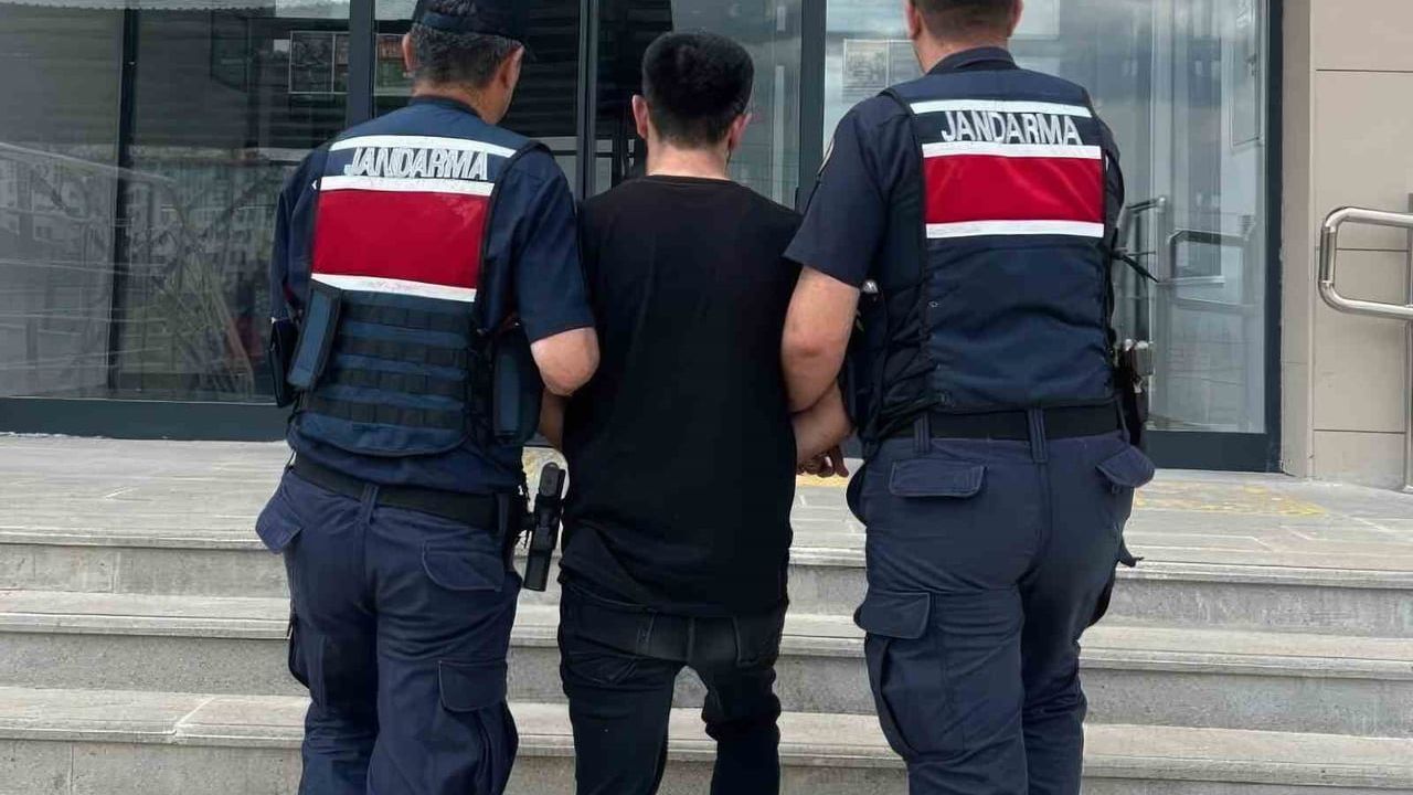 Kırıkkale'de jandarma, kesinleşmiş hapis cezası bulunan 2 hükümlüyü yakaladı