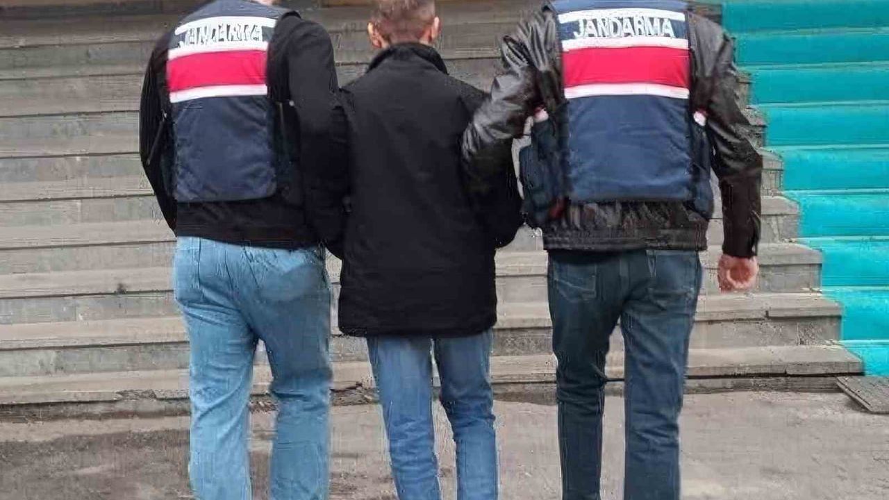 Kırıkkale'de jandarma, kesinleşmiş hapis cezası bulunan 2 hükümlüyü yakalayıp cezaevine teslim etti