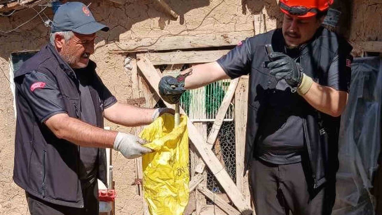Kırıkkale’de kümese giren yılan itfaiye tarafından çıkarıldı
