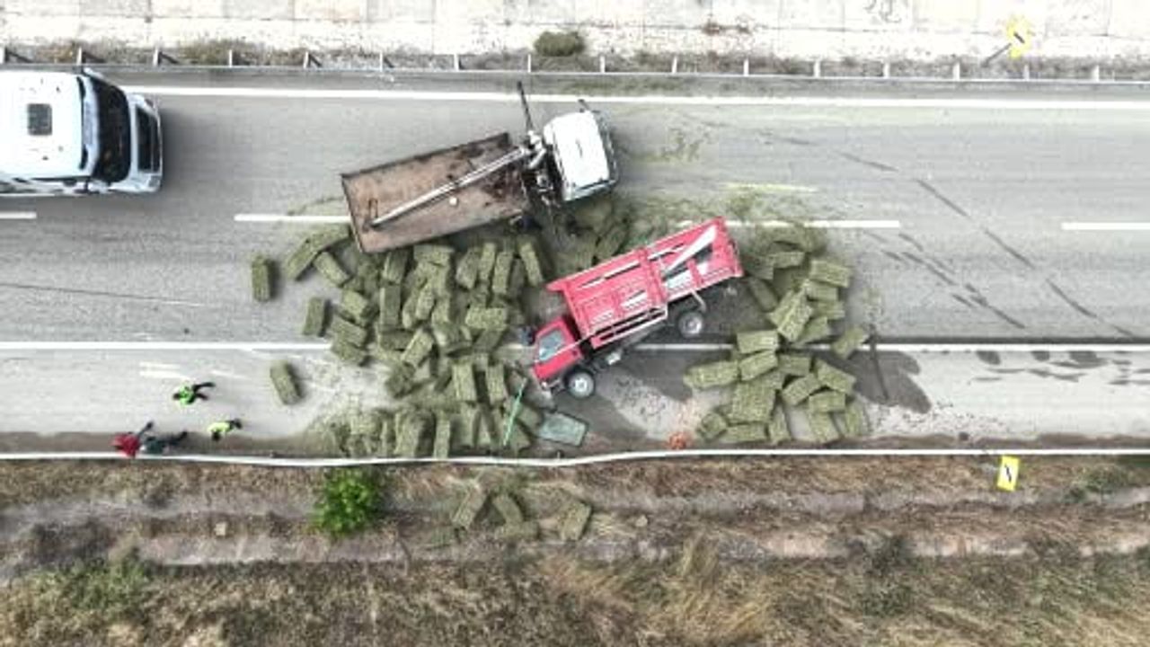 Kırıkkale'de ot balyası yüklü kamyon devrildi, Ankara istikameti trafiğe kapandı