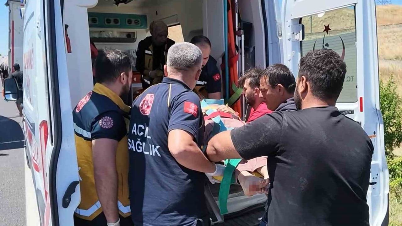 Kırıkkale'de takla atan araç hurdaya döndü: sürücü, eşi ve çocuğu yaralandı