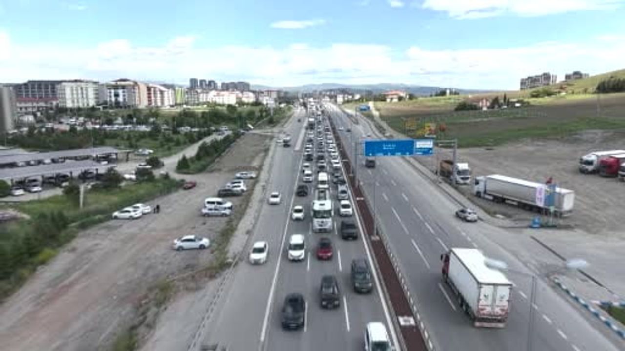 Kırıkkale'de tatil dönüşü: 43 ilin geçiş noktasında trafik yoğunluğu