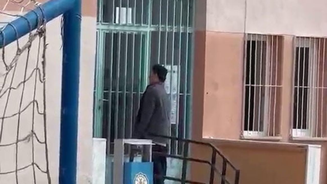 Kırıkkale'de TYT'ye 2 dakika geç kalan aday demir kapıdan atlayıp duvardan ayrıldı