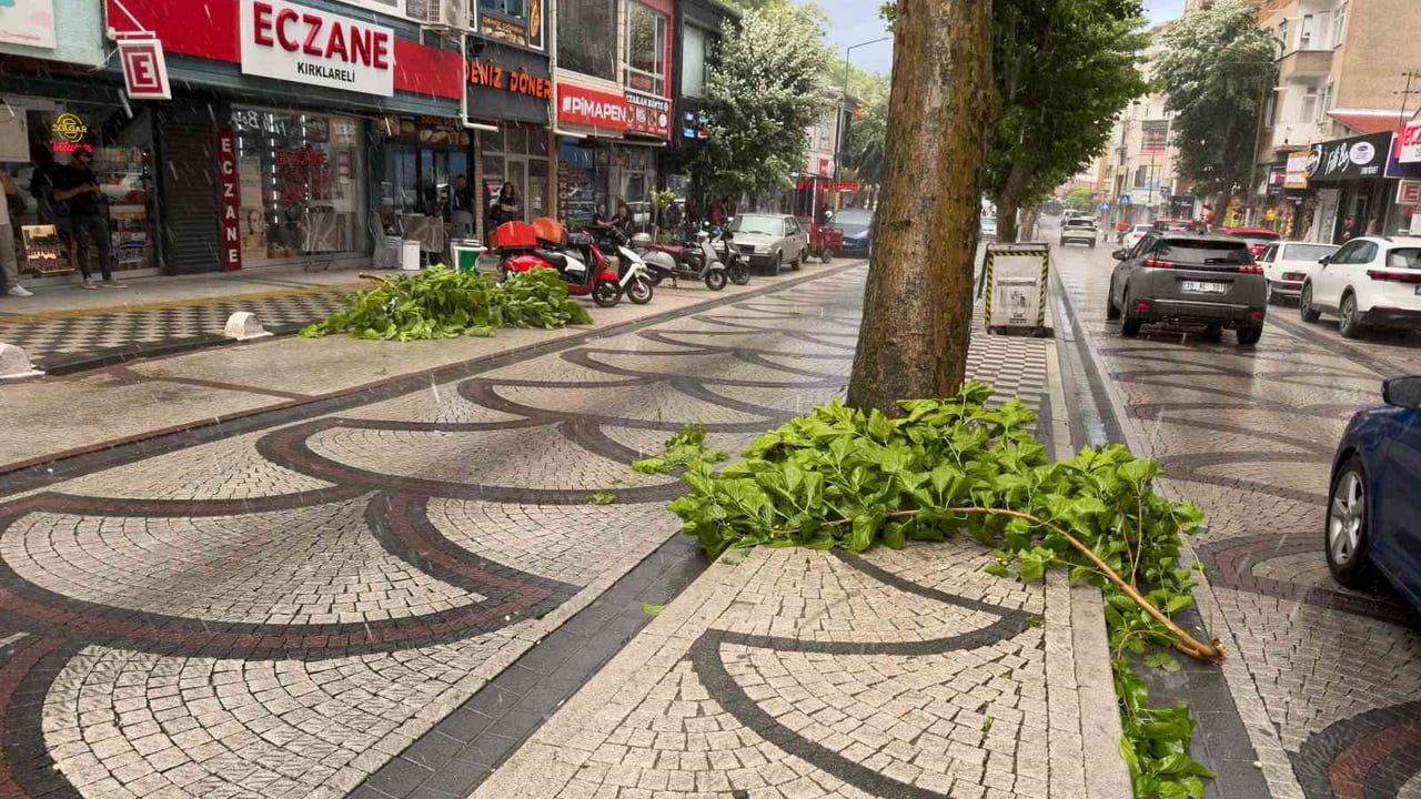 Kırklareli'nde dolu ve yağmur: motosiklet kaskıyla korunmaya çalıştı