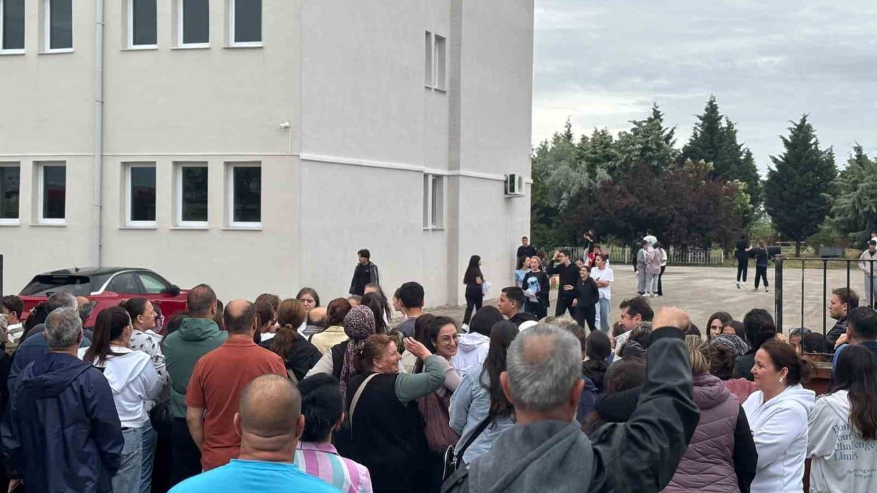 Kırklareli'nde LGS heyecanı: öğrenciler içeride, aileler dışarıda ter döktü