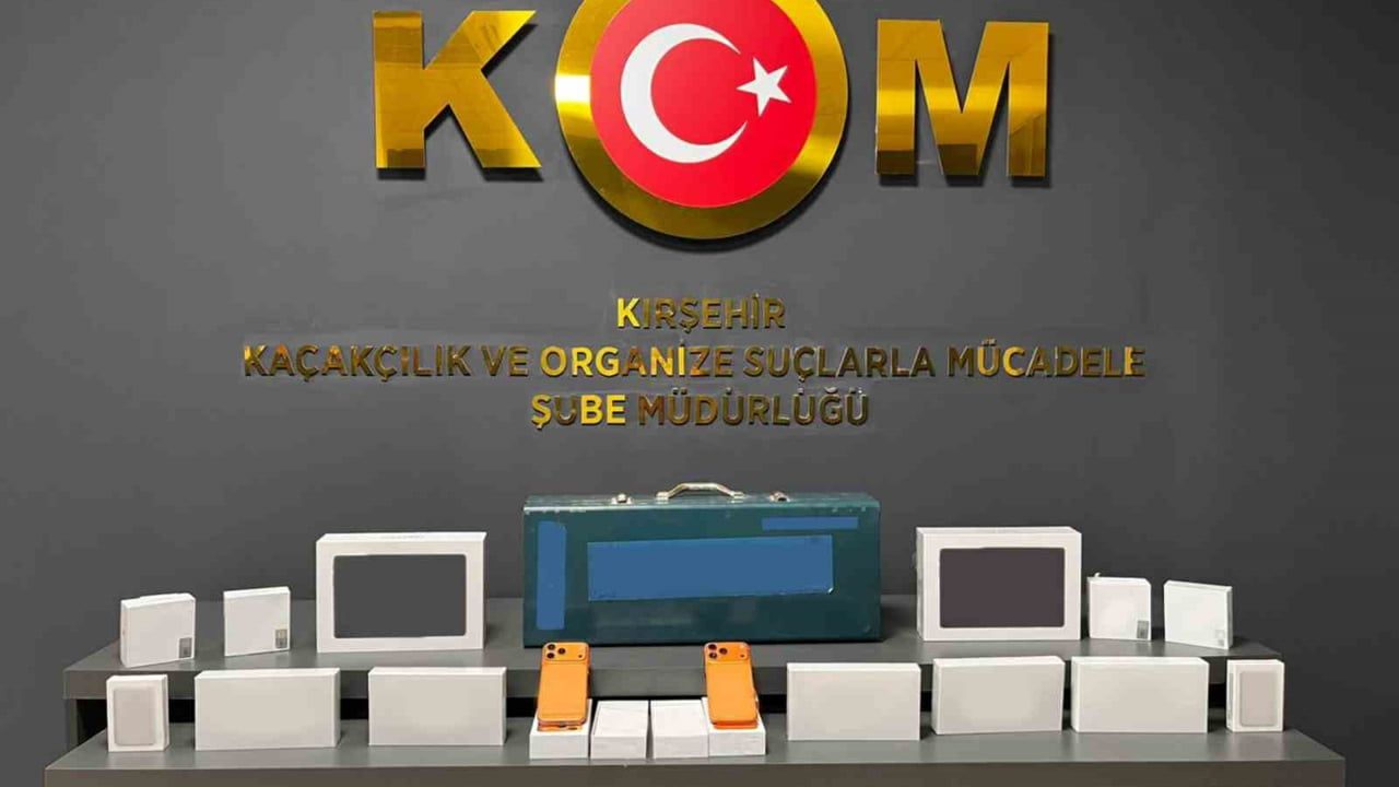 Kırşehir'de araçta çok sayıda kaçak elektronik ürün ele geçirildi
