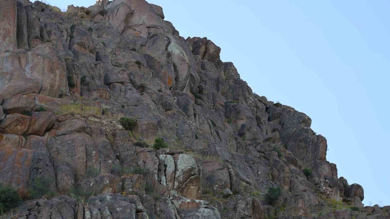 Kırşehir'de Kuş Kalesi'nde insan veya uzaylıyı andıran figür tespit edildi