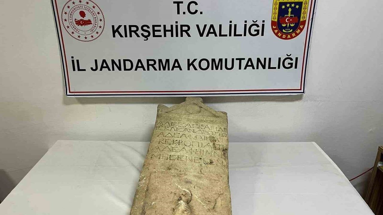 Kırşehir’de Roma dönemine ait mezar taşı ele geçirildi