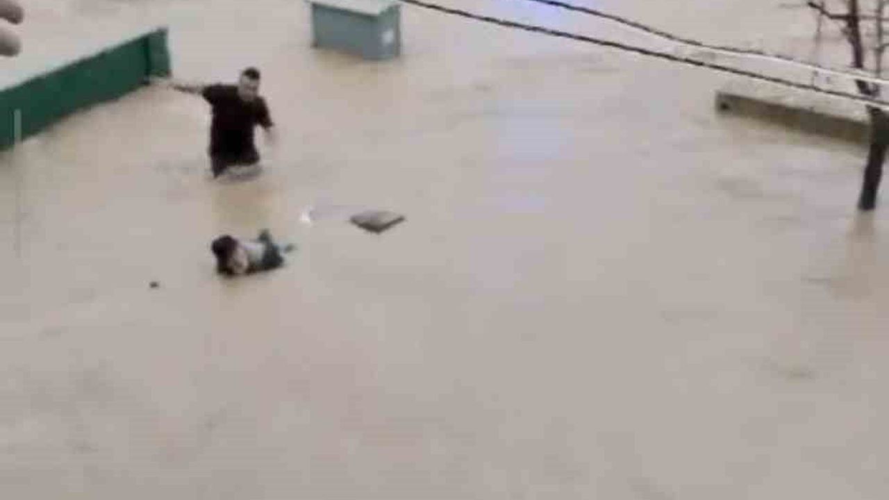 Kırşehir'de sel sularına kapılan yaşlı adam son anda kurtarıldı