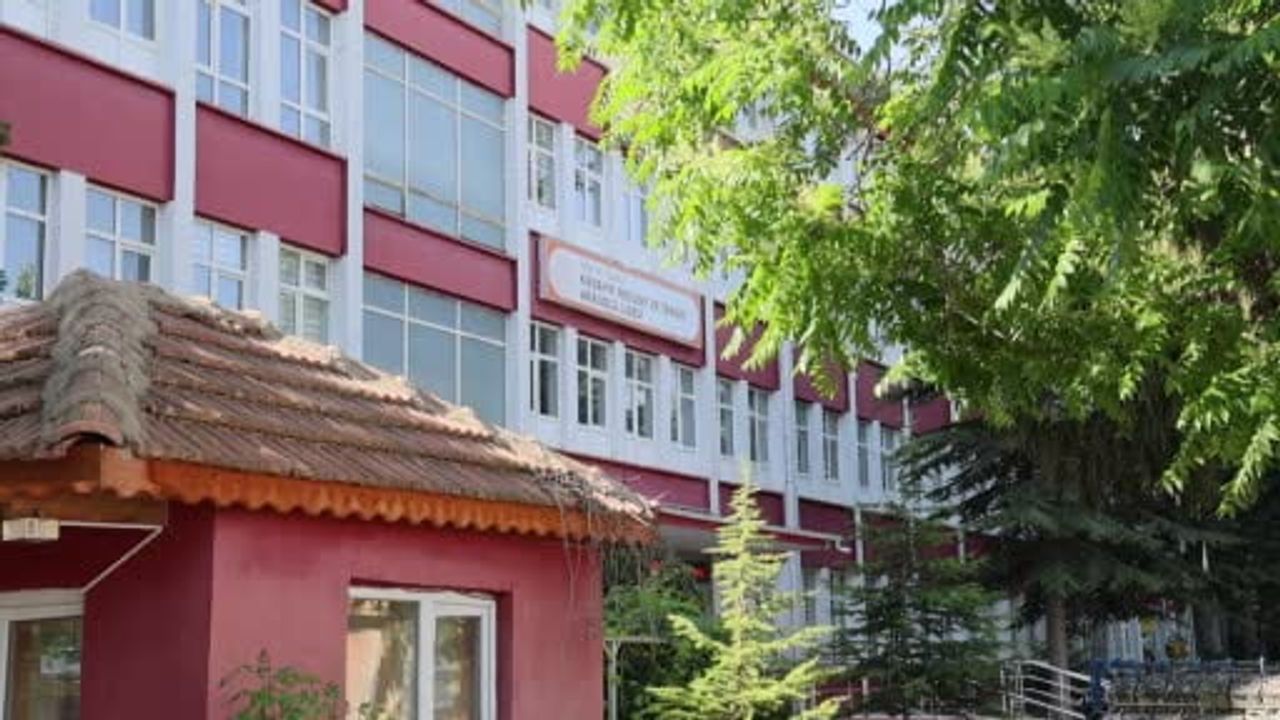 Kırşehir meslek lisesinin Ahi Sandığı ihtiyaç sahibi öğrencilere destek oldu