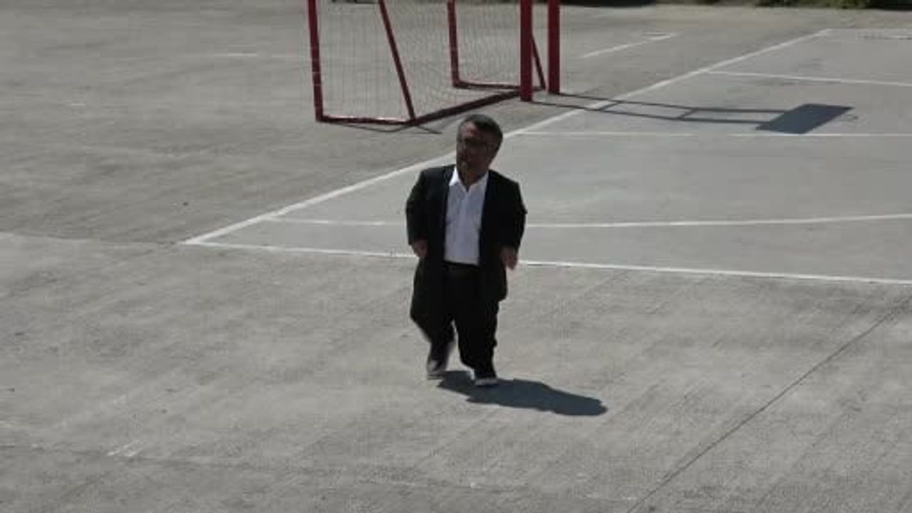Kısa boyu nedeniyle zorbalık yaşayan Eren Işıtan deneyimlerini öğrencilerle paylaşıyor