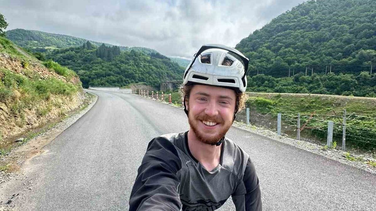 Kız arkadaşından ayrılıp dünya turuna çıkan genç gezgin 8 bin kilometre pedal çevirdi
