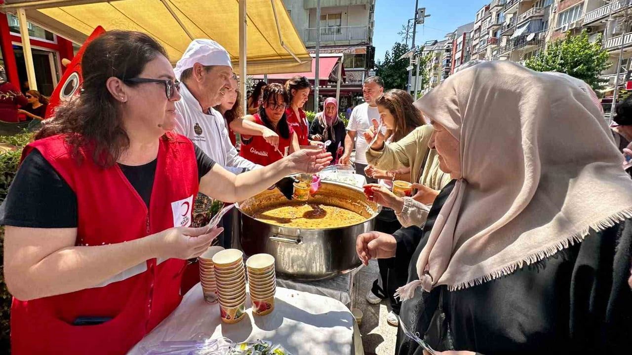 Kızılay'dan bin kişilik aşure ikramı