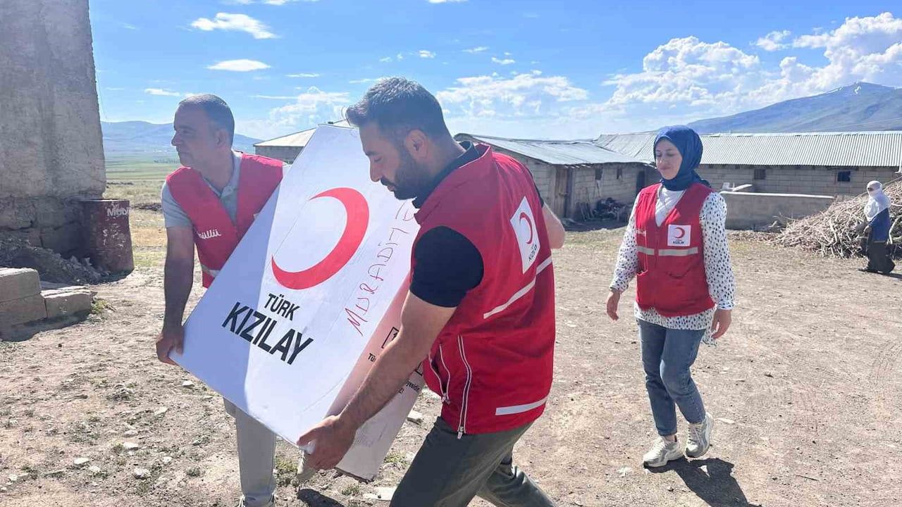 Kızılay'dan Muradiye ve Çaldıran'daki özel bireylere tekerlekli sandalye desteği