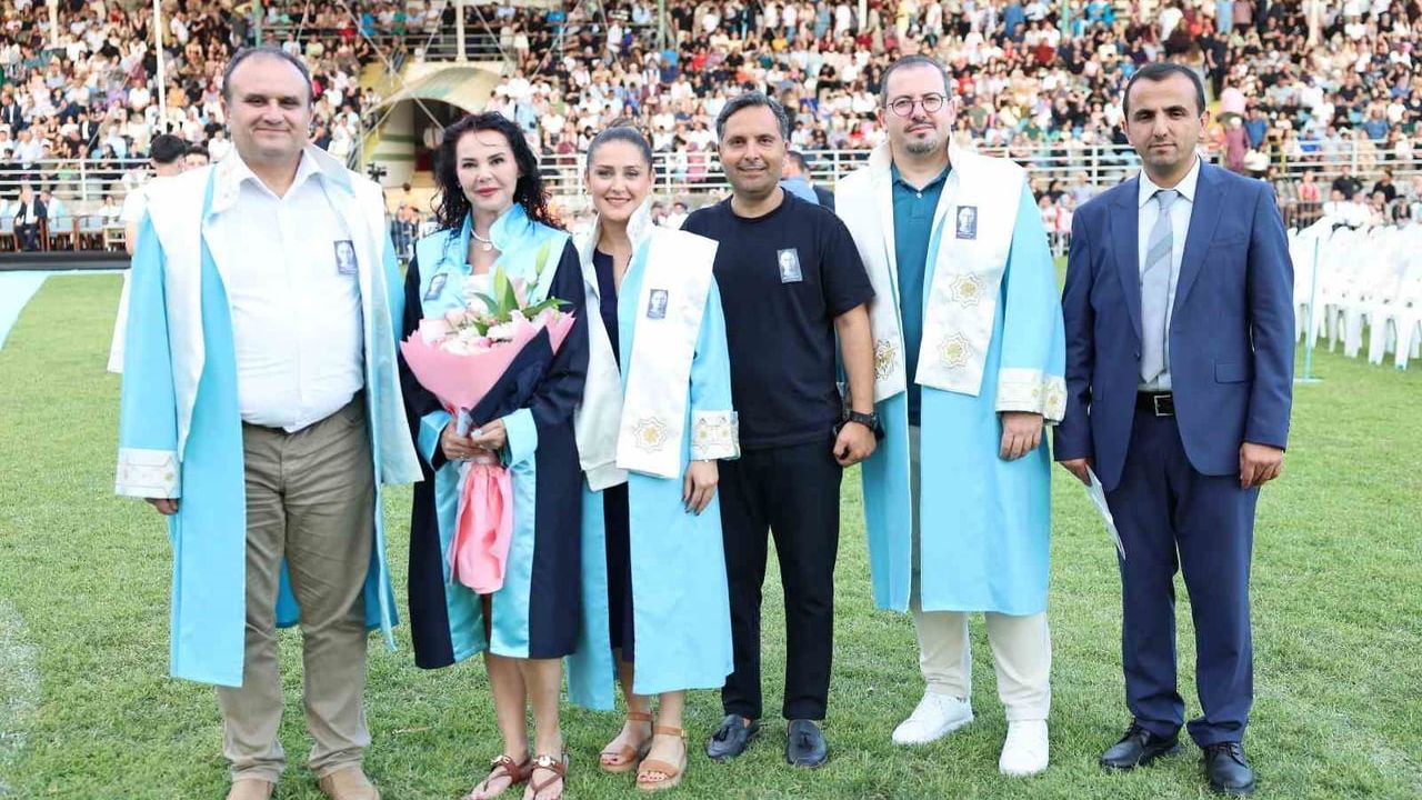 Kızının kanseri yenmesiyle aynı gün üniversiteden dereceyle mezun oldu
