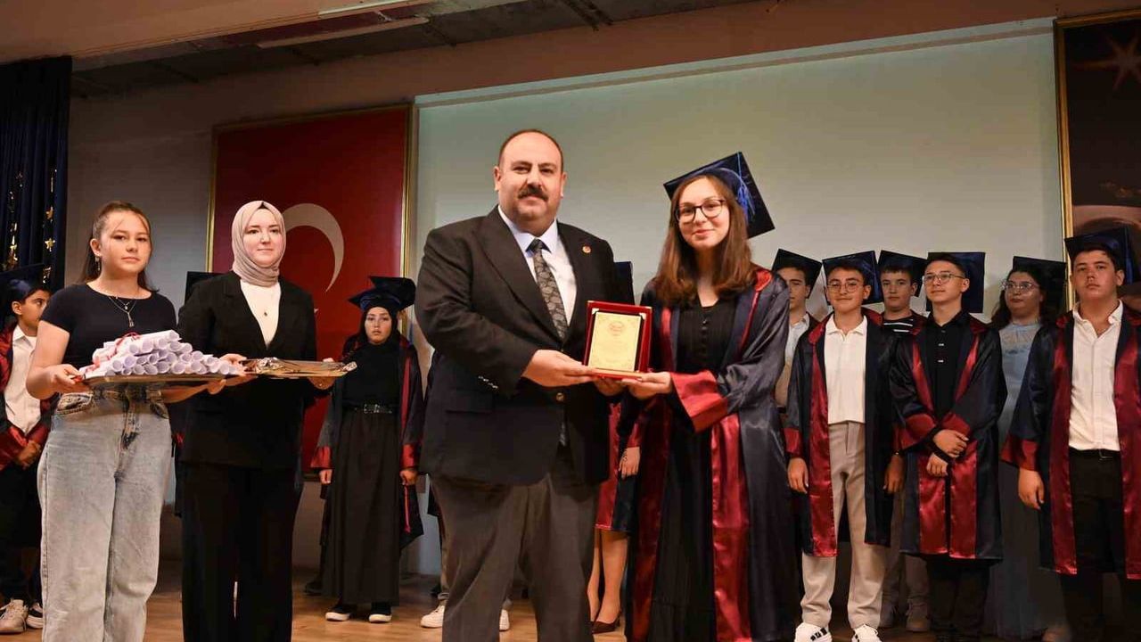 Koç ilköğretim mezunları mezuniyet töreninde kep attı