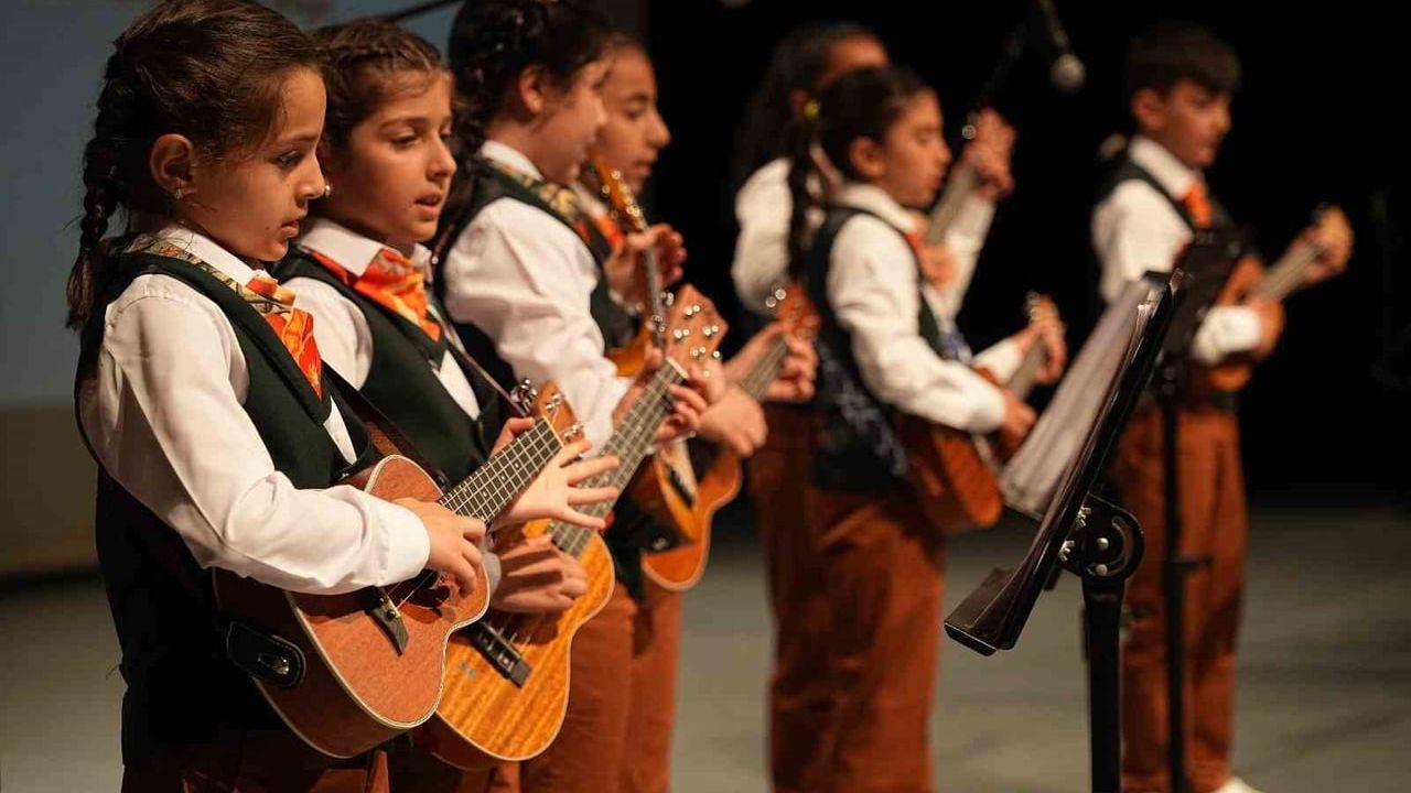 Kocaeli Büyükşehir Belediye Konservatuvarı Gebze Ukulele Orkestrası ve Gitar Öğrencilerinden Renkli Konser