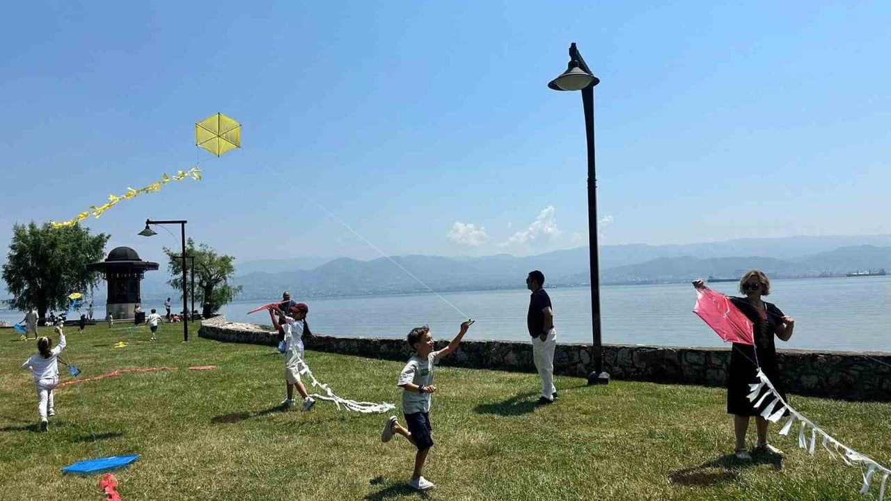 Kocaeli’de diplomat aileleri 'Gökyüzünde Birlikte Uçurtma Festivali'nde barış mesajı verdi