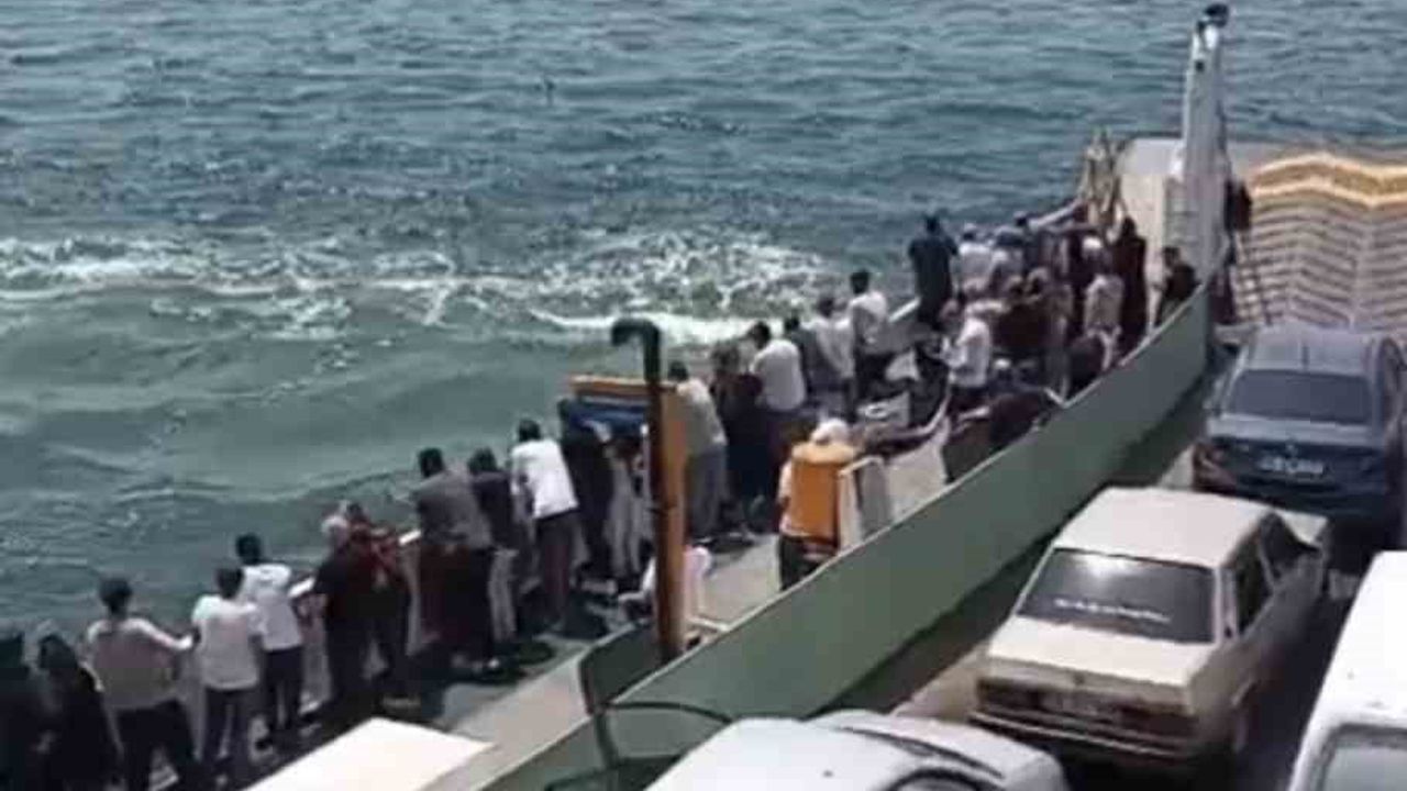 Kocaeli'de feribottan denize düşen yolcu, büfe çalışanının müdahalesiyle kurtarıldı