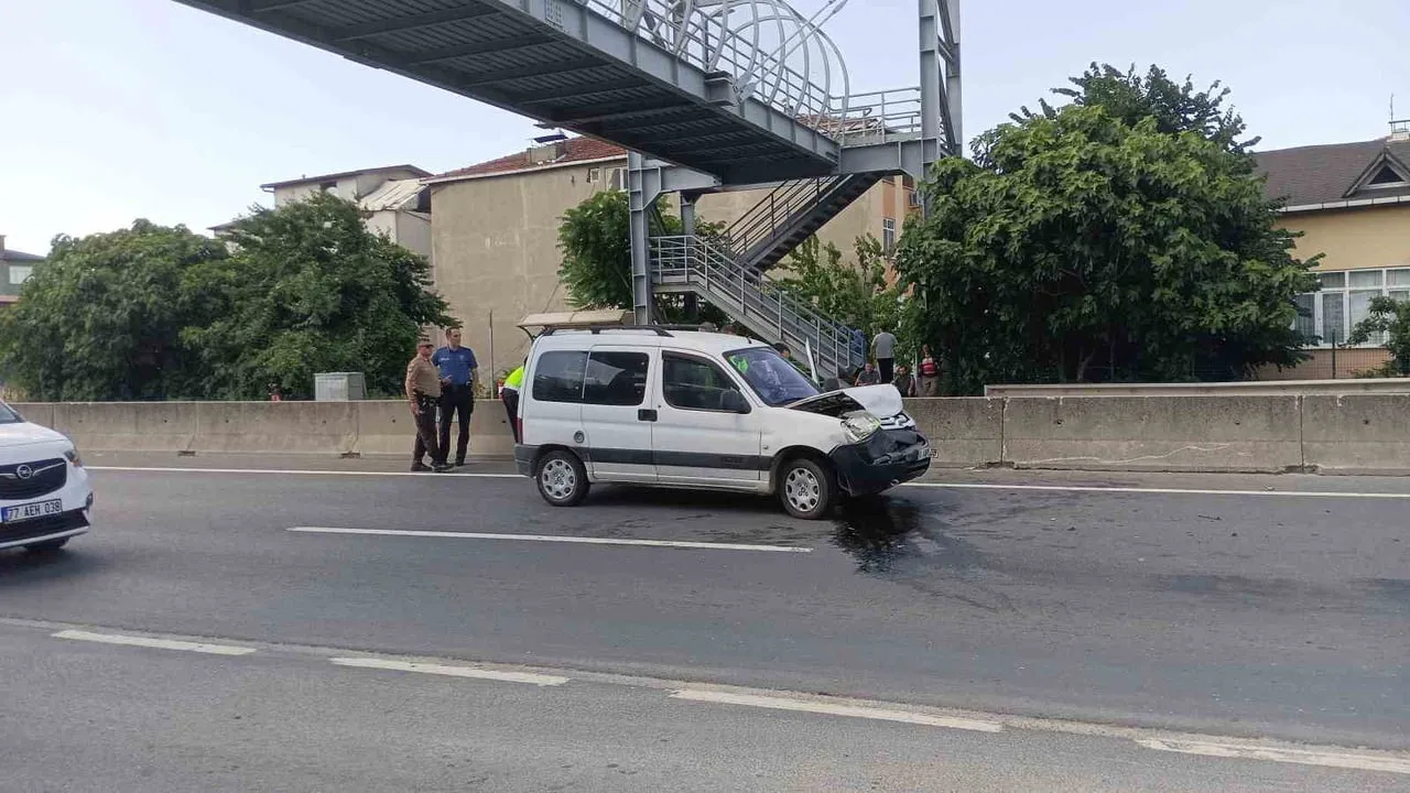 Kocaeli'de hafif ticari araç otomobile çarptı: 2 yaralı