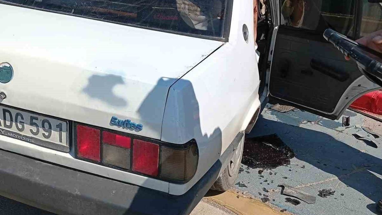 Kocaeli’de kaldırıma çarpan otomobilin sürücüsü yaralandı