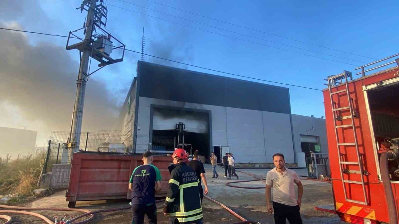 Kocaeli'de makine parçası üreten fabrikada yangın
