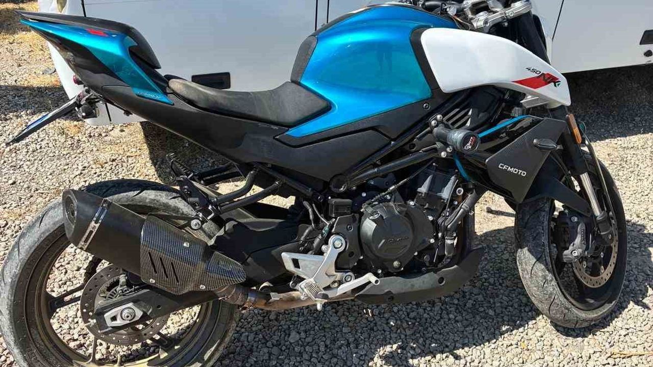 Kocaeli'de "dur" ihtarına uymayan motosikletli polise çarptı