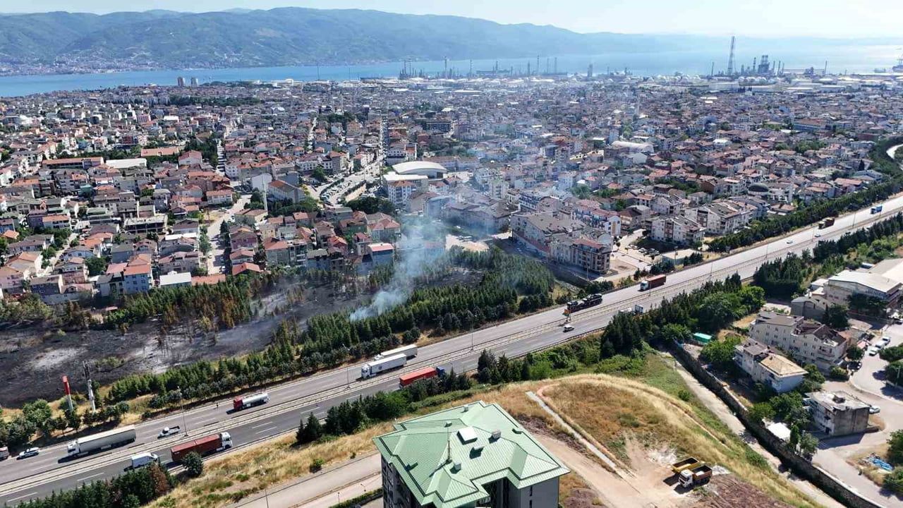 Kocaeli’de saman yüklü tırın römorkunda çıkan yangın mahalleyi etkiledi