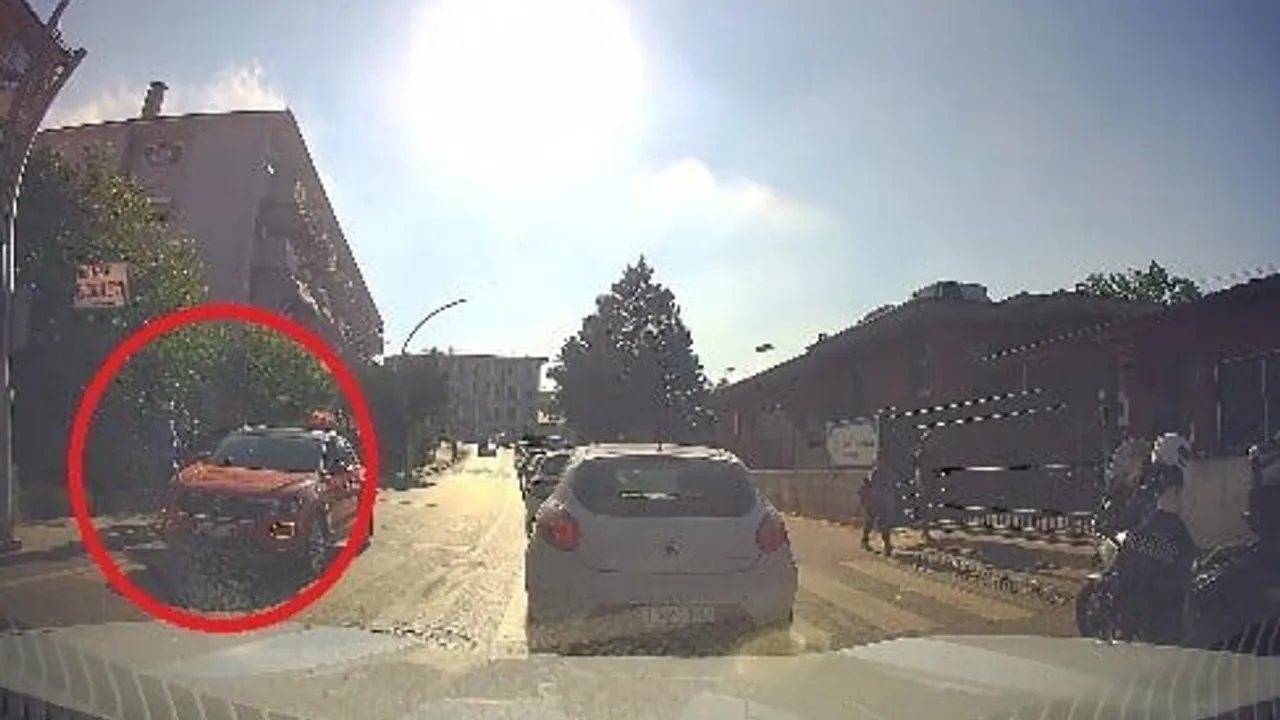 Kocaeli’de zabıta, koltuk değnekli öğrencinin yardımına koştu