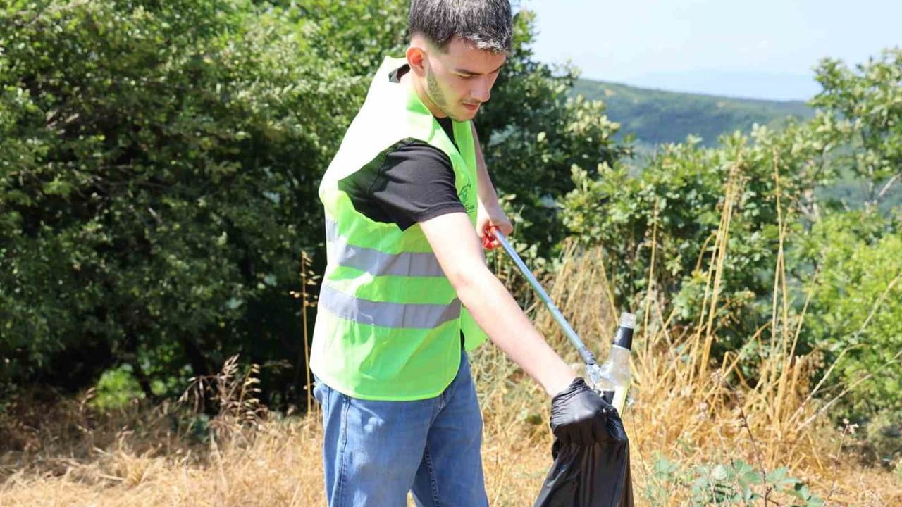 Kocaeli gönüllüleri İzmit Kent Ormanı'nda orman yangını farkındalığı için temizliğe çıktı