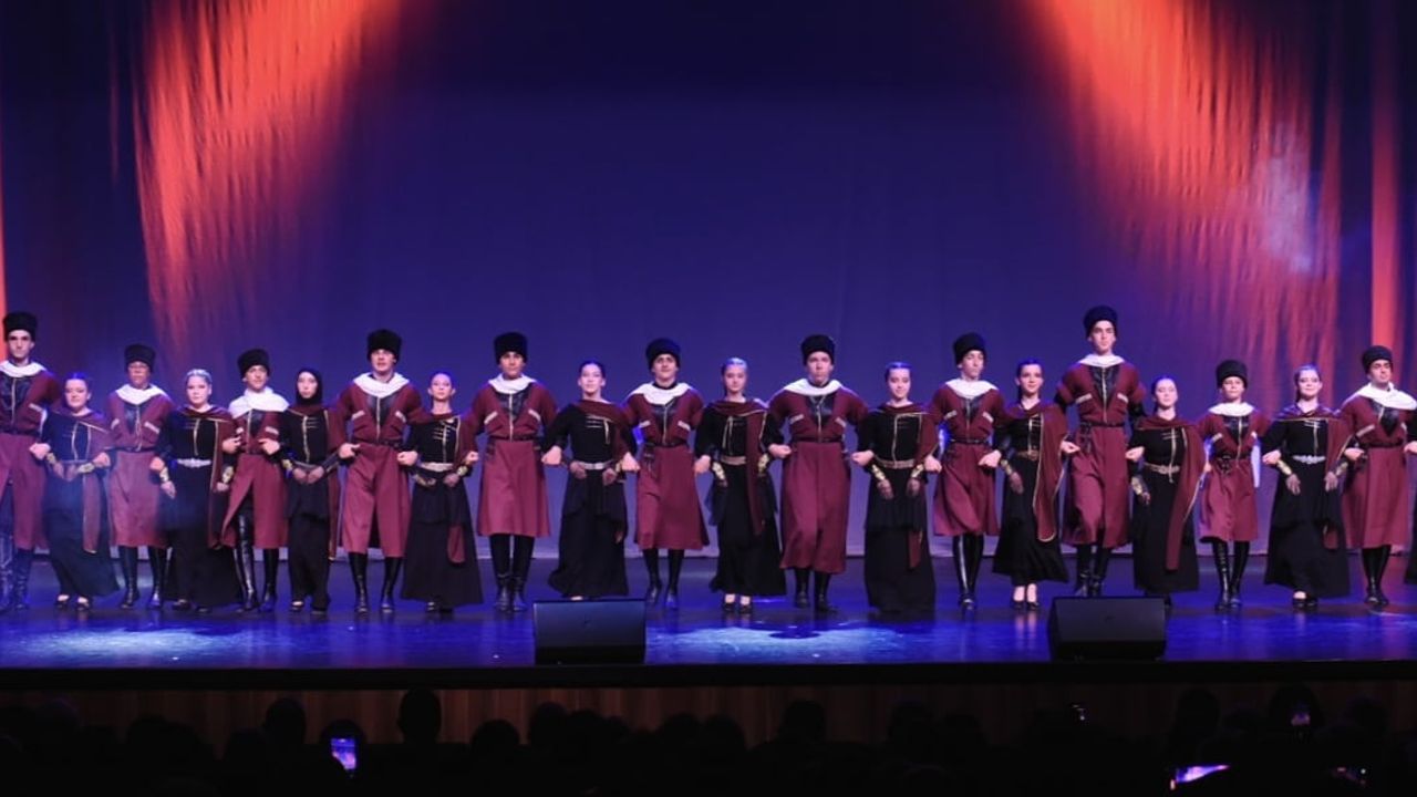 Kocaeli Kafkas Kültür Derneği yıl sonu gösterisi: Gençleri ekrandan kültüre bağlamayı hedefleyen renkli performanslar