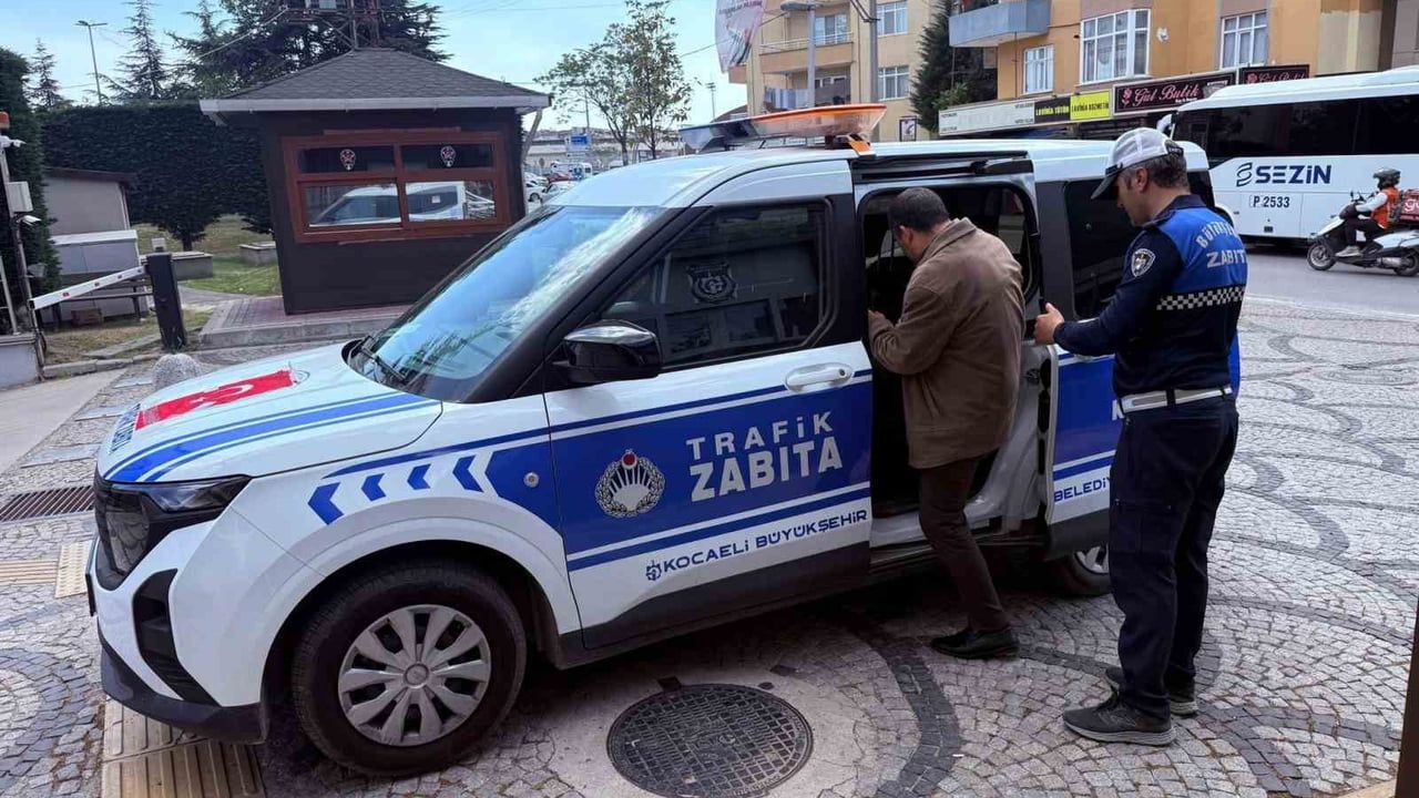 Kocaeli Zabıta ekipleri Alzheimer hastasını buldu, kayıp eşyaları sahibine teslim etti