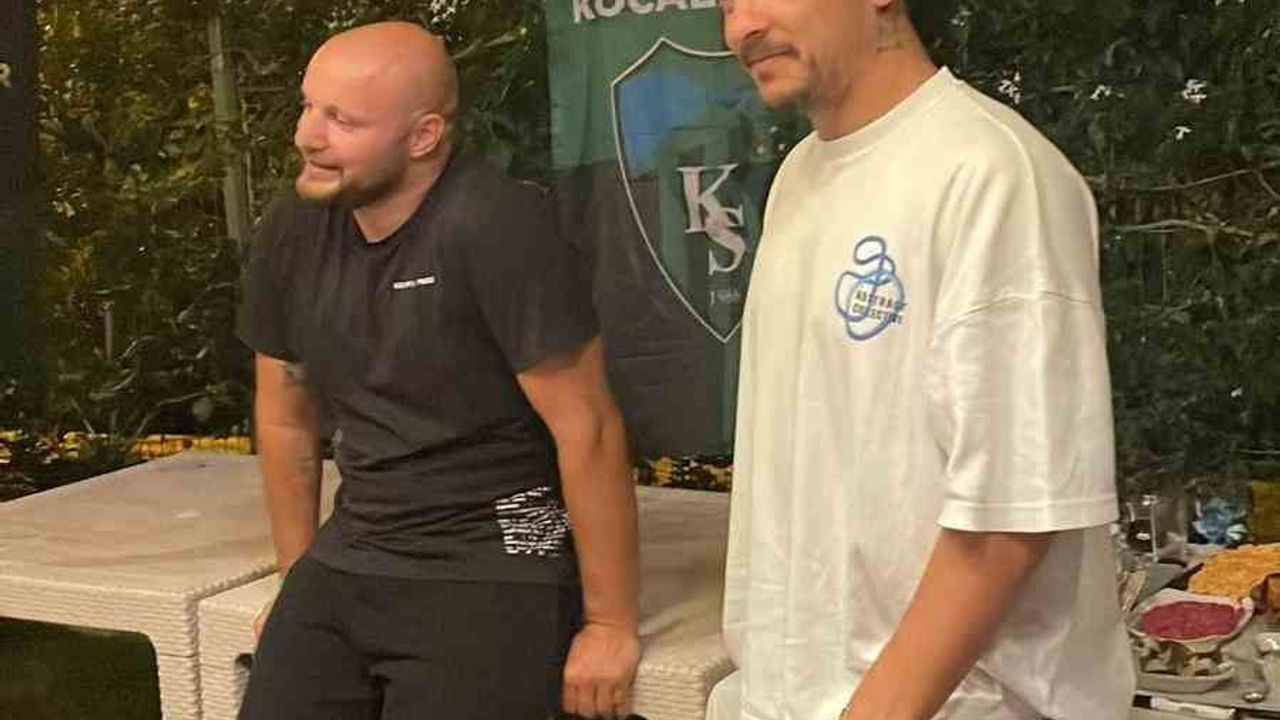 Kocaelispor taraftarlarından kaptanlarına veda sürprizi